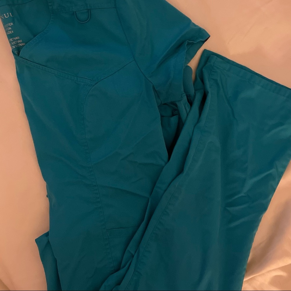 Jaanuu teal scrub set